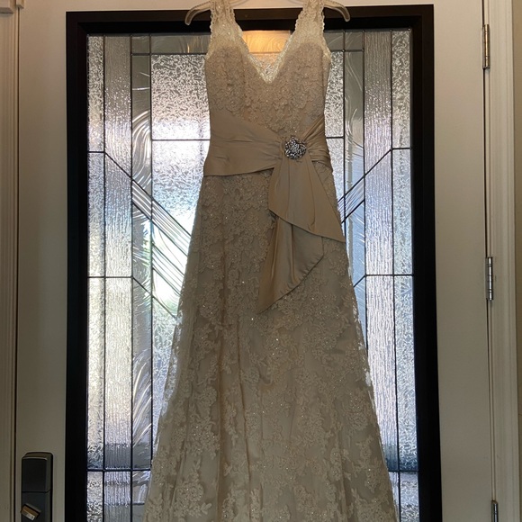 Wedding dress - Picture 4 of 9